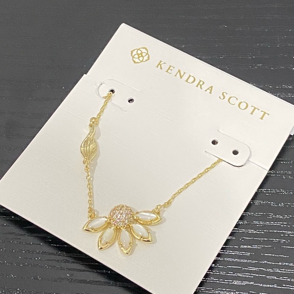 Kendra Scott. Jewelry - Kendra Scott Gold and Pearl Flower Pendant Necklace - Gold
